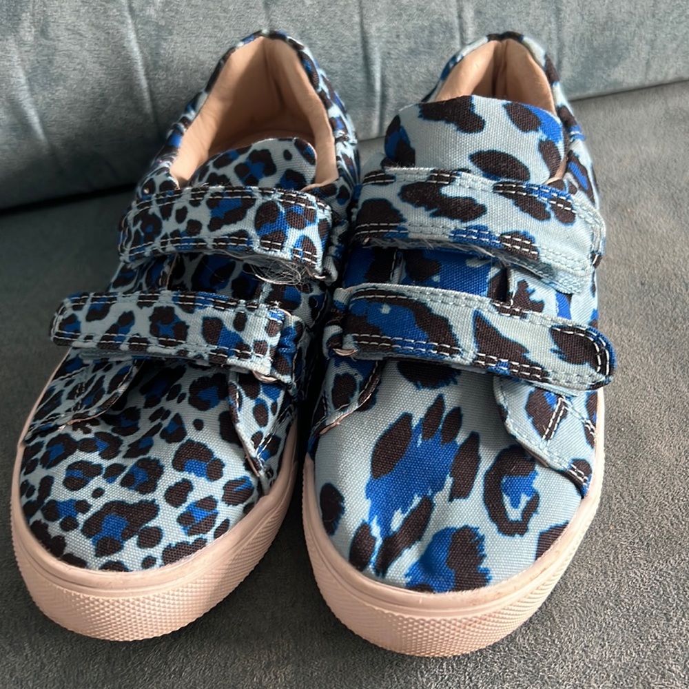 AKID mismatched shoes